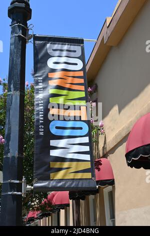 SANTA ANA, KALIFORNIEN - 17 JUN 2022: Downtown Santa Ana Banner im historischen Dowtown District. Stockfoto