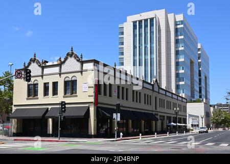 SANTA ANA, KALIFORNIEN - 17. JUNI 2022: Das historische Knights of Pythias Building mit dem Ronald Reagan Federal Courthouse Stockfoto