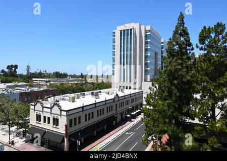 SANTA ANA, KALIFORNIEN - 17 JUN 2022: Das historische Knights of Pythias Building mit dem Ronald Reagan Federal Courthouse aus einem hohen Winkel Stockfoto