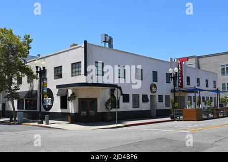 SANTA ANA, KALIFORNIEN - 17 JUN 2022: La Santa ein intimer Ort für Live-Musik, mit Bar und Abendessen, im historischen Stadtbezirk. Stockfoto