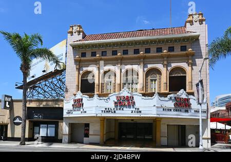SANTA ANA, KALIFORNIEN - 17 JUN 2022: Temple Zion (Zion Apostolic Church) an der Main Street in Downtown Santa Ana, im alten West Coast Theatre Gebäude. Stockfoto