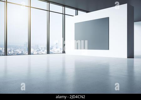 Perspektivische Ansicht auf leerem schwarzen Poster auf Lichttrennwand in leerer geräumiger Galerie-Halle mit glänzendem Betonboden und Blick auf die Stadt aus dem riesigen Fenster. 3D Stockfoto