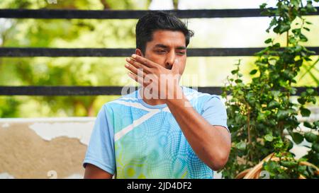 Der indische Mann praktiziert Yoga-Atemtechnik, surya bheda Pranayama, die Sonne atmet mit einem Nasenloch Stockfoto