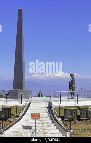 Schöne Batasia-Schleife, beliebter Touristenort von darjeeling. Batasia-Schleife Kriegsdenkmal und schneebedeckter Berg kangchendzönga im Hintergrund Stockfoto