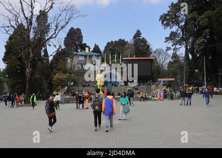 Darjeeling, Westbengalen, Indien - 15.. Februar 2022: Menschenmenge, die Spaß haben auf ihrer post covid Reise in darjeeling Mall Stockfoto