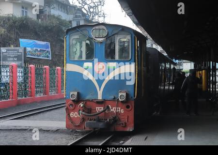 Darjeeling, Westbengalen, Indien - 15.. Februar: Wunderschöner darjeeling-himalaya-Spielzeugzug am ghum- oder ghoom-Bahnhof (UNESCO-Weltkulturerbe) Stockfoto