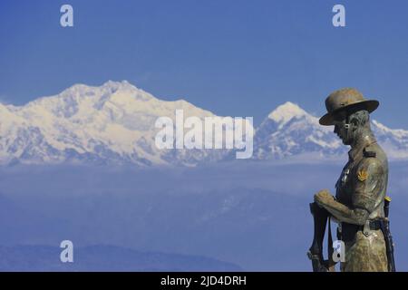 Schöne Batasia-Schleife, beliebter Touristenort von darjeeling. Batasia-Schleife Kriegsdenkmal und schneebedeckter Berg kangchendzönga im Hintergrund Stockfoto