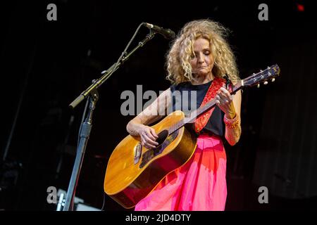 Tinley Park, USA. 15.. Juni 2022. Patty Griffin am 15. Juni 2022 im Hollywood Casino Amphitheater in Tinley Park, Illinois (Foto: Daniel DeSlover/Sipa USA) Quelle: SIPA USA/Alamy Live News Stockfoto