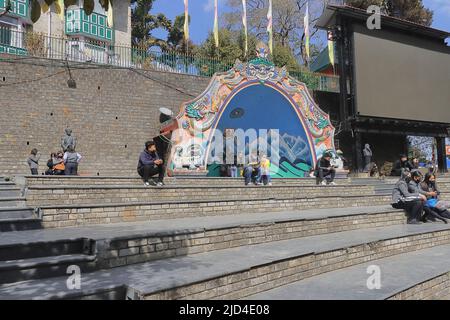 Darjeeling, Westbengalen, Indien - 15.. Februar 2022: Menschenmenge, die Spaß haben auf ihrer post covid Reise in darjeeling Mall Stockfoto