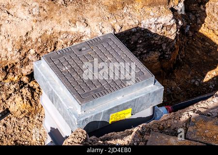 Epsom Surrey, London, Juni 11 2022, Access Mannhole Box To Electrical Power Supply Cables Stockfoto