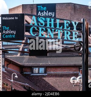 Epsom Surrey, London, Juni 11 2022, Eingang zum Einkaufszentrum Ashley Centre in epsom ohne Menschen Stockfoto