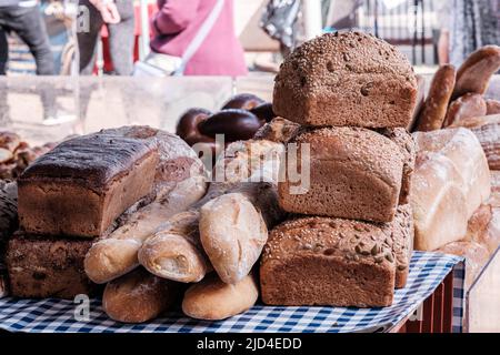 Epsom Surrey, London, Juni 11 2022, Market Trader Stall Selling Fresh Bread Stockfoto