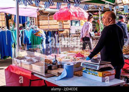 Epsom Surrey, London, Juni 11 2022, Market Trader Stall Verkauf Von Süßigkeiten Und Süßwaren Stockfoto