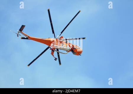 Athen, Griechenland, 4. Juni 2022: Ein Helikopter der Erickson S-64 Aircran-Feuerwehr wird in der Nähe des Vororts Glyfada in Athen auf dem Hymettus-Berg eingesetzt. Stockfoto