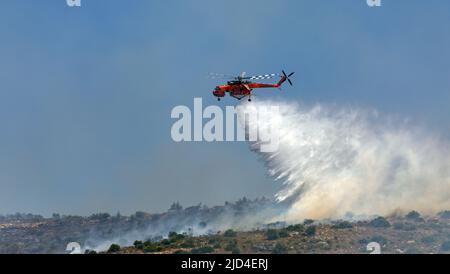 Athen, Griechenland, 4. Juni 2022: Ein Helikopter der Erickson S-64 Aircran-Feuerwehr wird in der Nähe des Vororts Glyfada in Athen auf dem Hymettus-Berg eingesetzt. Stockfoto