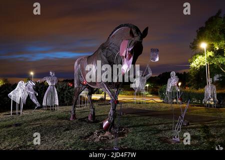 Das war Horse Memorial und die neueste Ergänzung „Fighting from Home“ Statuen im Mill Pond Meadow Memorial Woodland in Featherstone, West Yorkshire. Stockfoto