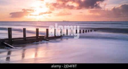 Ein Sonnenaufgang am Yaverland Beach - Sandown, Isle of Wight, Großbritannien Stockfoto