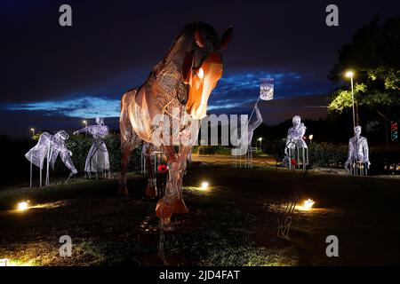 Das war Horse Memorial und die neueste Ergänzung „Fighting from Home“ Statuen im Mill Pond Meadow Memorial Woodland in Featherstone, West Yorkshire. Stockfoto