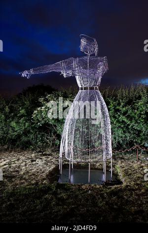 Fighting from Home Statuen des Künstlers Luke Perry. Die Statuen sind eine neue Ergänzung am Mill Pond Meadow Woodland Memorial Stockfoto