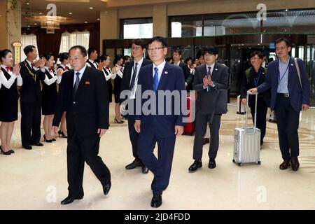 Sep 17, 2018 - Pjöngjang, Nordkorea-Interkoreanischer Gipfel die südkoreanische Advance Party kommt im Koryo Hotel in Pjöngjang, Nordkorea an. Eine Gruppe von mehr als 90 Südkoreanern begann am Sonntag eine Reise nach Nordkorea, um sich – größtenteils logistisch – auf den bevorstehenden interkoreanischen Gipfel vorzubereiten. Präsident Moon Jae-in soll von Dienstag bis Donnerstag nach Pjöngjang reisen, um dort sein drittes Treffen mit dem Führer des Nordens, Kim Jong-un, zu führen. Das Vorschussteam aus 93 Regierungsbeamten, technologiebezogenen Mitarbeitern und Reportern überquerte die Grenze mit 19 Bussen. Sie wird von Suh Ho, dem Präsidenten, angeführt Stockfoto