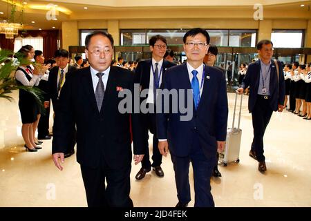 Sep 17, 2018 - Pjöngjang, Nordkorea-Interkoreanischer Gipfel die südkoreanische Advance Party kommt im Koryo Hotel in Pjöngjang, Nordkorea an. Eine Gruppe von mehr als 90 Südkoreanern begann am Sonntag eine Reise nach Nordkorea, um sich – größtenteils logistisch – auf den bevorstehenden interkoreanischen Gipfel vorzubereiten. Präsident Moon Jae-in soll von Dienstag bis Donnerstag nach Pjöngjang reisen, um dort sein drittes Treffen mit dem Führer des Nordens, Kim Jong-un, zu führen. Das Vorschussteam aus 93 Regierungsbeamten, technologiebezogenen Mitarbeitern und Reportern überquerte die Grenze mit 19 Bussen. Sie wird von Suh Ho, dem Präsidenten, angeführt Stockfoto