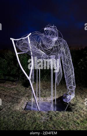 Fighting from Home Statuen des Künstlers Luke Perry. Die Statuen sind eine neue Ergänzung am Mill Pond Meadow Woodland Memorial Stockfoto