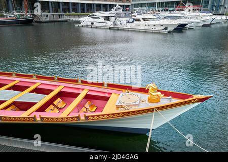 Die Gloriana, die Ruderbarke der Königin von England, vertäut im Yachthafen von St. Katharine's Docks, London, England. Stockfoto