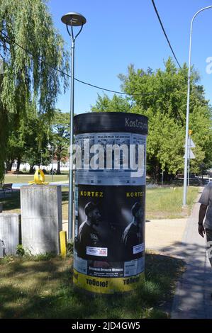 Kostrzyn upon oder, Polen - 10. Juni 2022 - Werbespalte. (Foto von Markku Rainer Peltonen) Stockfoto