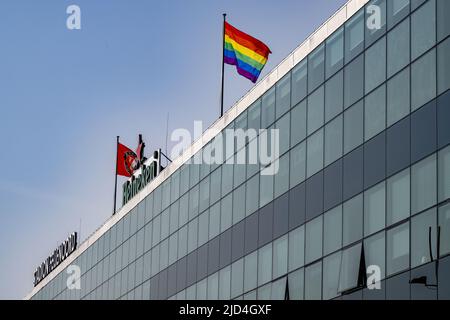 Rotterdam, Niederlande. 18.. Juni 2022. 2022-06-18 09:30:17 ROTTERDAM - die Regenbogenfahne fliegt auf dem Maasgebouw nahe dem Feyenoord Stadium als Teil des Rosa Samstags. Der Pink Saturday ist ein jährliches nationales Ereignis, das der Emanzipation der LGBTQ+-Gemeinschaft mit einem marsch, einem Informationsmarkt und Auftritten gedenkt. ANP ROBIN UTRECHT netherlands Out - belgium Out Credit: ANP/Alamy Live News Stockfoto