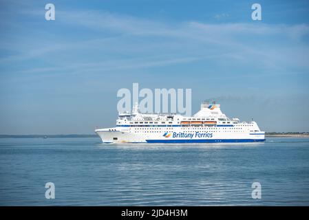 Die Normandie, eines der Brittany Ferries Schiffe, verlässt den Hafen von Portsmouth und fährt zum Solent. Stockfoto