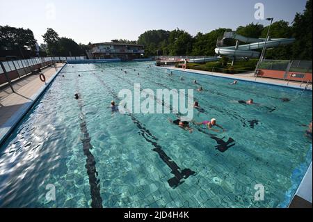 Weener, Deutschland. 18.. Juni 2022. Zahlreiche Personen schwimmen im Freibad 'Friesenbad', dank Fernwärme können Badegäste ab acht Uhr in den Pool eintreten. Die Wassertemperatur beträgt kontinuierlich 29 Grad. Quelle: Lars Klemmer/dpa/Alamy Live News Stockfoto