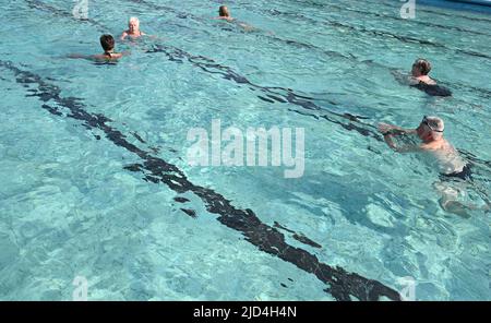 Weener, Deutschland. 18.. Juni 2022. Viele Schwimmer im Freischwimmbad Friesenbad können dank Fernwärme ab acht Uhr in den Pool eintreten. Die Wassertemperatur beträgt kontinuierlich 29 Grad. Quelle: Lars Klemmer/dpa/Alamy Live News Stockfoto