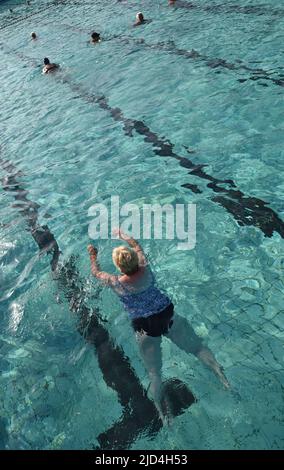 Weener, Deutschland. 18.. Juni 2022. Viele Schwimmer im Freischwimmbad Friesenbad können dank Fernwärme ab acht Uhr in den Pool eintreten. Die Wassertemperatur beträgt kontinuierlich 29 Grad. Quelle: Lars Klemmer/dpa/Alamy Live News Stockfoto