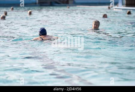 Weener, Deutschland. 18.. Juni 2022. Viele Schwimmer im Freischwimmbad Friesenbad können dank Fernwärme ab acht Uhr in den Pool eintreten. Die Wassertemperatur beträgt kontinuierlich 29 Grad. Quelle: Lars Klemmer/dpa/Alamy Live News Stockfoto