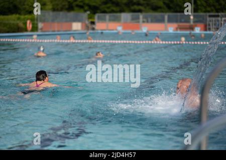 Weener, Deutschland. 18.. Juni 2022. Viele Schwimmer im Außenpool, dank Fernwärme, können Schwimmer den Pool ab acht Uhr betreten. Die Wassertemperatur beträgt kontinuierlich 29 Grad. Quelle: Lars Klemmer/dpa/Alamy Live News Stockfoto