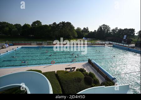 Weener, Deutschland. 18.. Juni 2022. Viele Schwimmer im Freischwimmbad Friesenbad können dank Fernwärme ab acht Uhr in den Pool eintreten. Die Wassertemperatur beträgt kontinuierlich 29 Grad. Quelle: Lars Klemmer/dpa/Alamy Live News Stockfoto