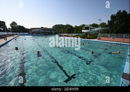 Weener, Deutschland. 18.. Juni 2022. Viele Schwimmer im Freischwimmbad Friesenbad können dank Fernwärme ab acht Uhr in den Pool eintreten. Die Wassertemperatur beträgt kontinuierlich 29 Grad. Quelle: Lars Klemmer/dpa/Alamy Live News Stockfoto