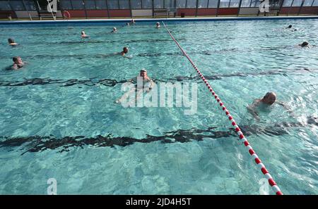 Weener, Deutschland. 18.. Juni 2022. Viele Schwimmer im Freischwimmbad Friesenbad können dank Fernwärme ab acht Uhr in den Pool eintreten. Die Wassertemperatur beträgt kontinuierlich 29 Grad. Quelle: Lars Klemmer/dpa/Alamy Live News Stockfoto