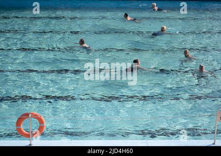 Weener, Deutschland. 18.. Juni 2022. Viele Schwimmer im Freischwimmbad Friesenbad können dank Fernwärme ab acht Uhr in den Pool eintreten. Die Wassertemperatur beträgt kontinuierlich 29 Grad. Quelle: Lars Klemmer/dpa/Alamy Live News Stockfoto