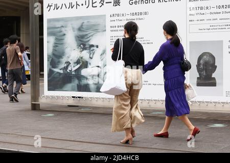 Die Menschen gehen an einer Plakatwand vor dem Tokioter Museum of Modern Art (MOMAT) vorbei, wo eine Gerhard Richter-Ausstellung stattfindet. Stockfoto