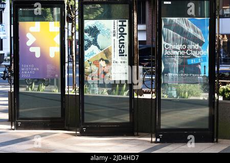 Plakate in Tokyo Midtown Werbeausstellungen, darunter eine Hokusai One im Suntory Museum of Art und Christo One in der 21 21 Design Site Gallery. Stockfoto