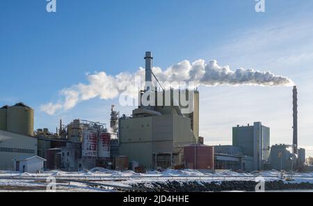 Rovaniemi, Finnland - 21.. März 2022: Industriezone an einem Hafen an der ostseeküste. Stockfoto