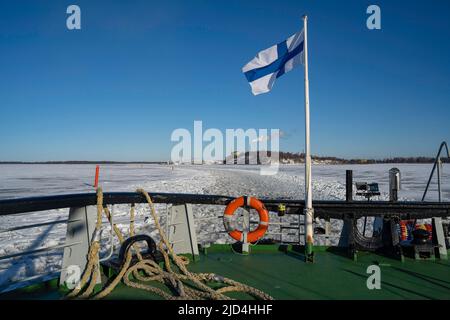 Rovaniemi, Finnland - 21.. März 2022: Ein Blick vom Heck des finnischen Eisbrechers Sampo auf die Spur des gebrochenen Eises, das er hinterlässt. Stockfoto