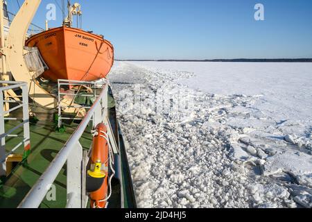 Rovaniemi, Finnland - 21.. März 2022: Ein Blick vom Deck des finnischen Eisbrechers Sampo auf die Spur des gebrochenen Eises, das er im Balti hinterlässt Stockfoto