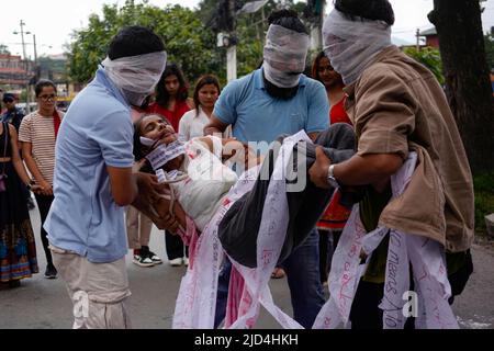 Kathmandu, Nepal. 18.. Juni 2022. Aktivisten führen am Samstag, dem 18. Juni 2022, in Kathmandu, Nepal, eine symbolische Straßenperformance während eines Protestes gegen alle Formen der Unterdrückung von Frauen durch. Kredit: ZUMA Press, Inc./Alamy Live Nachrichten Stockfoto