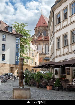 BAMBERG, DEUTSCHLAND - 09. JULI 2019: Ruhige Straße in der Altstadt mit Pfarrkirche Unsere Liebe Frau im Hintergrund Stockfoto