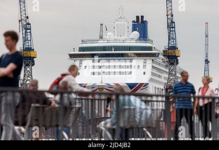 Hamburg, Deutschland. 17.. Juni 2022. Hafenbesucher laufen auf dem Oberdeck der Landungsbrücken vor der MS Aurora, die sich im schwimmenden Dock von Blohm Voss zur Überholung befindet. Quelle: Markus Scholz/dpa/picture Alliance/dpa | Markus Scholz/dpa/Alamy Live News Stockfoto