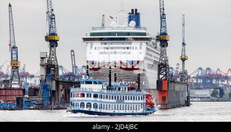 Hamburg, Deutschland. 17.. Juni 2022. Das Hafenkreuzfahrtschiff Louisana Star passiert die MS Aurora, die sich zur Überholung im schwimmenden Dock von Blohm Voss befindet. Quelle: Markus Scholz/dpa/picture Alliance/dpa | Markus Scholz/dpa/Alamy Live News Stockfoto