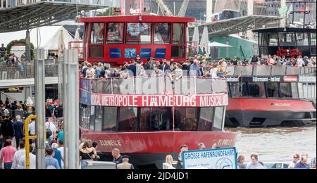 Hamburg, Deutschland. 17.. Juni 2022. Die Hafenkreuzfahrtschiffe werden an den Landestungsphasen festgemacht und sind bereit für den Abflug. Quelle: Markus Scholz/dpa/picture Alliance/dpa | Markus Scholz/dpa/Alamy Live News Stockfoto