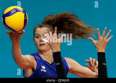 Brasilia, Brasilien. 17.. Juni 2022. Cristina Chirichella aus Italien spielt am 17. Juni 2022 beim Spiel der FIVB Volleyball Nations League Women Pool 3 zwischen Italien und Deutschland in Brasilia, Brasilien, den Ball. Quelle: Lucio Tavora/Xinhua/Alamy Live News Stockfoto